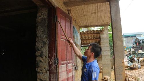 Người dân cho biết, mực nước dâng cao, ngập gần hết cửa ra vào.