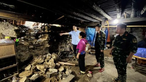 Chính quyền địa phương đến thăm hỏi, động viên các hộ dân bị ảnh hưởng bởi mưa lũ.
