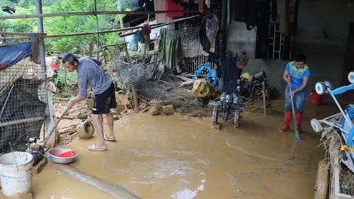 Người dân tranh thủ dọn dẹp nhà cửa, quét bùn đất để sớm ổn định sinh hoạt.