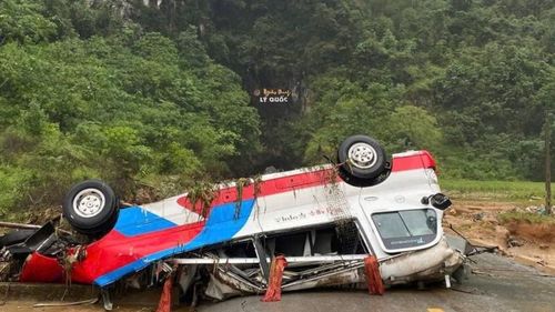 Một ô tô khách bị hư hỏng sau khi đi qua khu vực ngập nước.