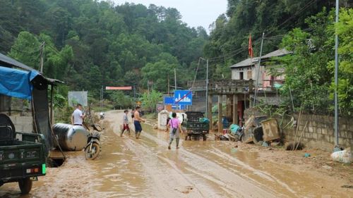 Sau khi nước rút, nhiều tuyến đường trong xóm ngổn ngang bùn đất, đồ đạc bị cuốn trôi và hư hại.