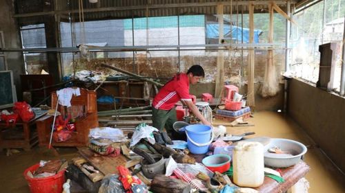 Nhiều gia đình kiểm tra, phân loại đồ đạc sau ngập để tận dụng những vật dụng còn sử dụng được.
