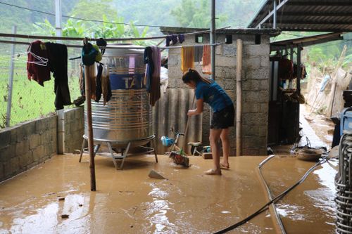 Người dân dọn dẹp nhà cửa sau cơn lũ.