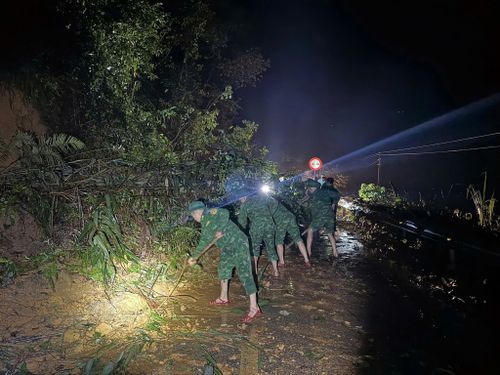 Cán bộ, chiến sĩ Đồn Biên phòng Đàm Thủy san gạt đất đá, khơi thông các trục đường bị sạt lở dọc tỉnh lộ 206 tại xã Đàm Thủy.