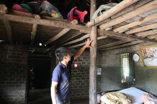 Ông Nông Mạnh Thi chỉ lại vết nước dâng trong trận lụt tối 16/5.