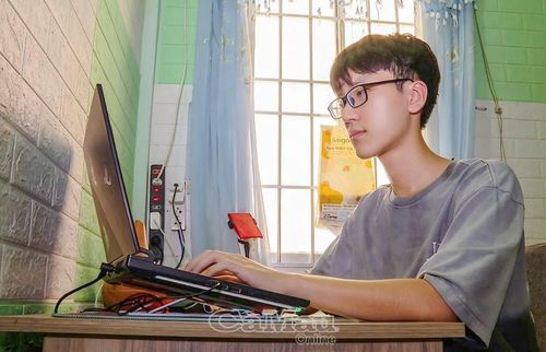 Ngoài giờ học trên lớp, phần lớn thời gian ở nhà của Tân đều dành cho việc tự học, rèn luyện các bài về thuật toán và lập trình.