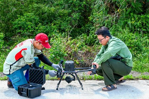 Nhân viên Vườn Quốc gia U Minh Hạ vận hành thiết bị bay tầm nhiệt phục vụ công tác kiểm tra, giám sát và phát hiện sớm nguy cơ cháy rừng trong mùa khô.