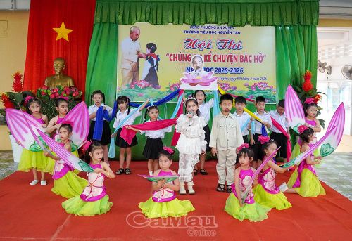  Học sinh Trường Tiểu học Nguyễn Tạo tự tin thể hiện phần kể chuyện về Bác Hồ bằng hình thức sân khấu hóa sinh động.