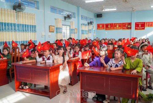  Những câu chuyện giản dị về Bác Hồ đã giúp học sinh thêm hiểu và học tập những điều hay, việc tốt trong cuộc sống hằng ngày.