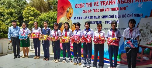 Các em học sinh nhận giải thưởng sau cuộc thi vẽ tranh với chủ đề “Bác Hồ với thiếu nhi”.