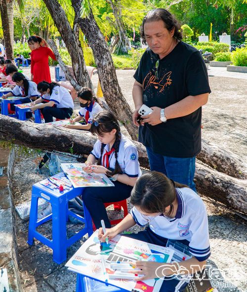 Giám đốc Bảo tàng tỉnh Lê Minh Sơn theo dõi, động viên các em thiếu nhi tham gia cuộc thi vẽ tranh về Bác Hồ.