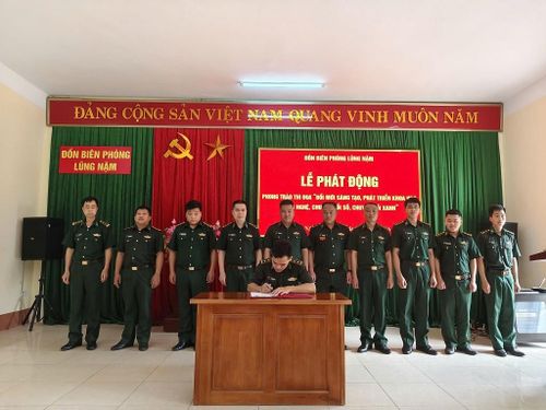 Đại diện các đội công tác Đồn Biên phòng Lũng Nặm ký cam kết thực hiện phong trào thi đua đổi mới sáng tạo, chuyển đổi số và chuyển đổi xanh giai đoạn 2026 đến 2030.