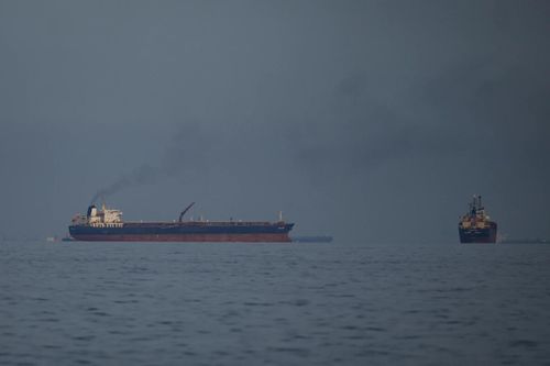 Các tàu chở dầu xếp hàng dài ở eo biển Hormuz. (Nguồn: AP)