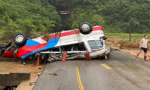 Một xe ô tô khách bị lũ cuốn trôi do mưa lũ ở Cao Bằng.
