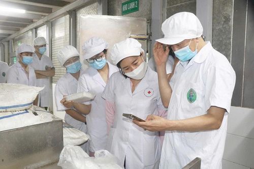 Đoàn kiểm tra liên ngành công tác an toàn thực phẩm số 01 của thành phố kiểm tra Công ty cổ phần Thực phẩm Song Đạt (xã Nam Phú, Hà Nội). Ảnh: Trần Thảo