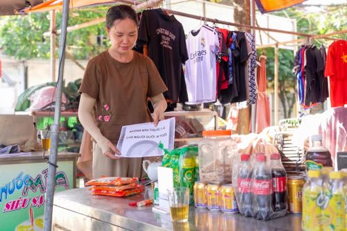 Hộ kinh doanh thực hiện nghiêm túc quy định, treo thông báo “không bán thuốc lá cho người dưới 18 tuổi”. Ảnh: Khánh Huy
