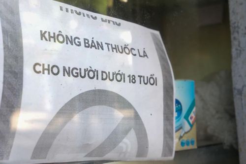 Tuyên truyền, siết chặt quản lí tại điểm bán được coi là cách bảo vệ trẻ vị thành niên tránh xa khói thuốc ngay từ “cửa ngõ”. Ảnh: Khánh Huy
