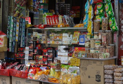 Thuốc lá được bày bán với các loại hàng hóa khác tại một cửa hàng tạp hóa trên phố Lý Quốc Sư, Hà Nội. Ảnh: Khánh Huy