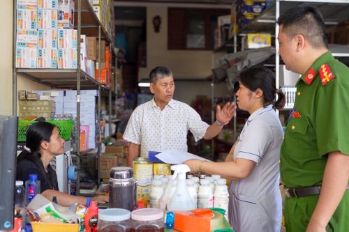Lực lượng chức năng tuyên truyền không bán thuốc lá cho người dưới 18 tuổi tại xã Nam Phù. Ảnh: Khánh Huy