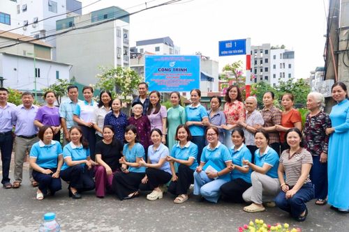 Chủ tịch Ủy ban MTTQ Việt Nam phường Phú Diễn Trần Thị Hồng Hạnh cùng đông đảo cán bộ, nhân dân 3 tổ dân phố 4, 5, 6 Đình Quán chung vui trong lễ gắn biển công trình. Ảnh: QA