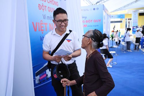 Người dân tham gia chương trình khám bệnh, cấp phát thuốc miễn phí.