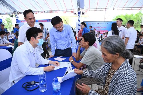 Người dân được thăm khám sức khỏe tại chương trình.