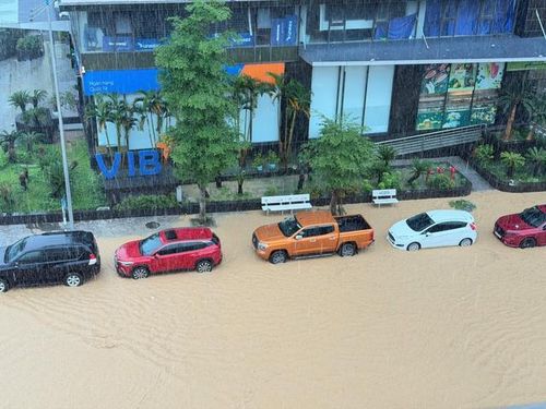 Mưa lớn gây ngập úng cục bộ tại khu vực Cột 5, phường Hạ Long. Ảnh: QMG