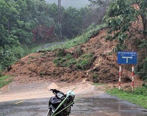Quốc lộ 18C, đoạn qua bản Mốc 14, xã Quảng Đức xảy ra sạt lở. Ảnh: Hữu Việt