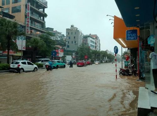 Ngập úng tại khu vực cầu Kênh Liêm vào trưa ngày 17/5. Ảnh: Thanh Tùng