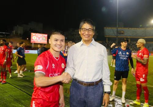 Đại sứ Nhật Bản tại Việt Nam Ito Naoki xuống sân chúc mừng Quang Hải cùng đồng đội