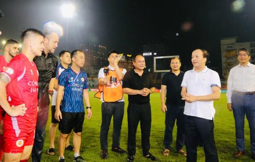 Trung tướng Đặng Hồng Đức, Ủy viên Trung ương Đảng, Thứ trưởng Bộ Công an; Trung tướng, Anh hùng lực lượng vũ trang nhân dân Nguyễn Thanh Tùng, Ủy viên Ban Thường vụ Thành ủy, Bí thư Đảng ủy, Giám đốc CATP Hà Nội; Ông Lê Hải Bình Phó Giám đốc Học viện Chính trị Quốc gia Hồ Chí Minh; Ngài Ito Naoki Đại sứ Nhật Bản tại Việt Nam xuống sân chúc mừng và chung vui với tập thể đội bóng đá Công an Hà Nội