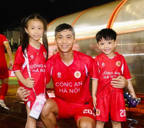Phan Văn Đức rạng rỡ cùng hai "cục cưng"