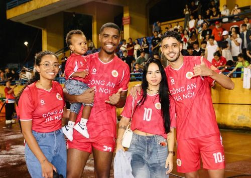 Hai ngoại binh người Brazil là Alan và Atur cũng đầy hạnh phúc, cùng vợ con tận hưởng niềm vui của nhà vô địch