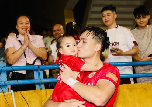 Khoảnh khắc đáng yêu của Bùi Hoàng Việt Anh với cô cháu gái