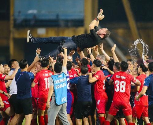 Dự kiến ngày 31-5, ban tổ chức V-League mới chính thức trao cúp vô địch cho CLB Công an Hà Nội, song bữa tiệc ăn mừng đầy cảm xúc đã diễn ra tại sân Hàng Đẫy ngay sau trận thắng CLB Thanh Hóa. Trong ảnh: Các cầu thủ công kênh HLV Mano Polking, người góp công lớn đưa đội tới danh hiệu cao quý nhất bóng đá chuyên nghiệp Việt Nam