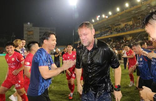 Và ngay sau đó, HLV Polking hứng trọn... xô nước đá từ học trò - một cách ăn mừng quen thuộc trong giới bóng đá