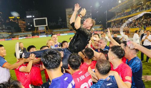 Các học trò cùng nhau tung HLV Polking lên cao
