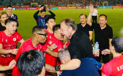 Và không thể thiếu màn công kênh vị "thuyền trưởng" đội bóng
