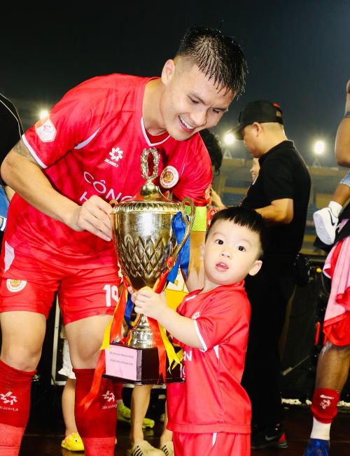 Quang Hải cùng con trai Lido bên chiếc cúp