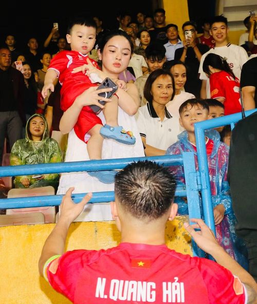 Ngay sau đó, Quang Hải tiến tới khán đài A để đón con trai Lido xuống sân