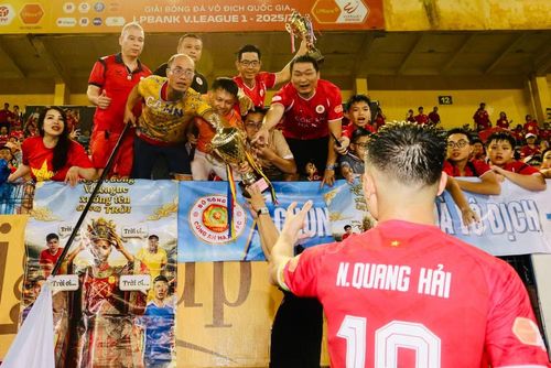 Dự kiến ngày 31-5 tới, ban tổ chức mới chính thức trao cúp vô địch. Song ngay sau trận thắng Thanh Hóa, cổ động viên CLB Công an Hà Nội đã chuẩn bị sẵn một chiếc cúp để dành tặng Quang Hải và đồng đội