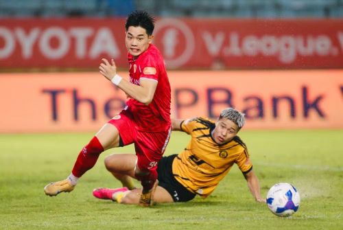 ...và cả những tình huống vào bóng không khoan nhượng từ cầu thủ đối phương