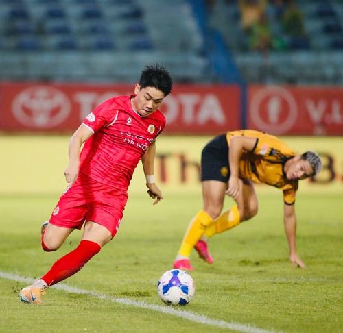 Sở hữu hiệu suất ghi bàn tốt nhất V-League với 10 pha lập công sau 6 trận, Đình Bắc nhận được nhiều kỳ vọng song cũng chịu sự đeo bám gắt gao...