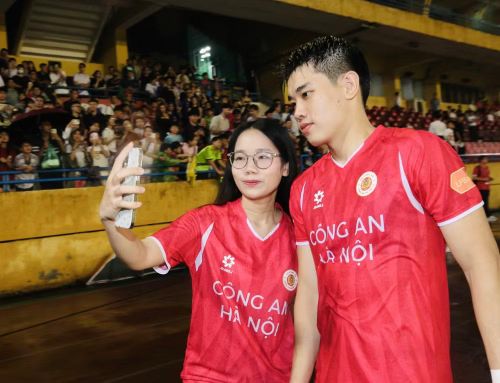 Đình Bắc cởi mở chụp ảnh cùng người hâm mộ sau trận