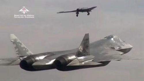 Tuy vậy chưa rõ Nga đã hoàn thiện được những điểm yếu cố hữu của chiếc FGFA hay chưa, trong đó đáng kể nhất là khả năng tàng hình kém do phải mở rộng buồng lái, dẫn đến tăng mạnh diện tích phản xạ radar, trong khi chỉ số này ở Su-57 nguyên bản đã khá cao.