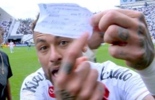 Neymar nổi giận khi bị thay ra.