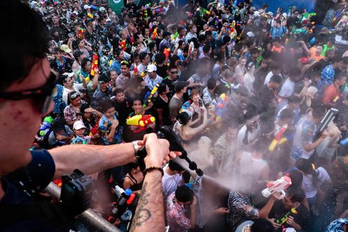  Khoảng 5 triệu người đã tham gia lễ hội té nước Songkran (Bangkok, Thái Lan) hồi tháng 4 vừa qua. Ảnh: Reuters. 