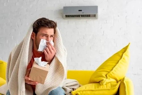 Phòng kín, điều hòa bẩn và không khí ít lưu thông có thể khiến nhiều người xuất hiện triệu chứng dị ứng hô hấp ngay giữa mùa nắng nóng. Ảnh: Shutterstock.