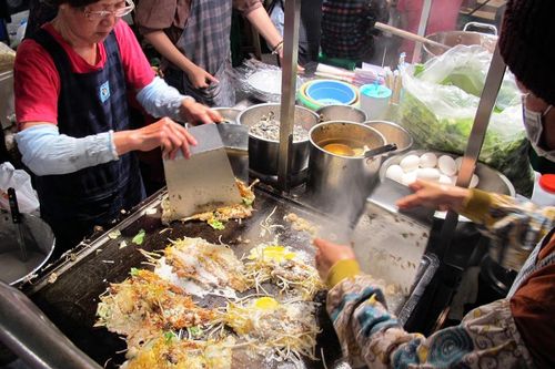  Quầy ăn uống bên trong chợ đêm Huayuan (Đài Loan) - nơi nổi tiếng với món bánh mì "quan tài". Ảnh: @livingnomads. 