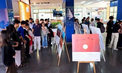 Các đại biểu tham dự Triển lãm ảnh về sếu đầu đỏ được tuyển chọn từ cuốn sách ảnh "Sếu đầu đỏ" của nhiếp ảnh gia Nguyễn Trường Sinh